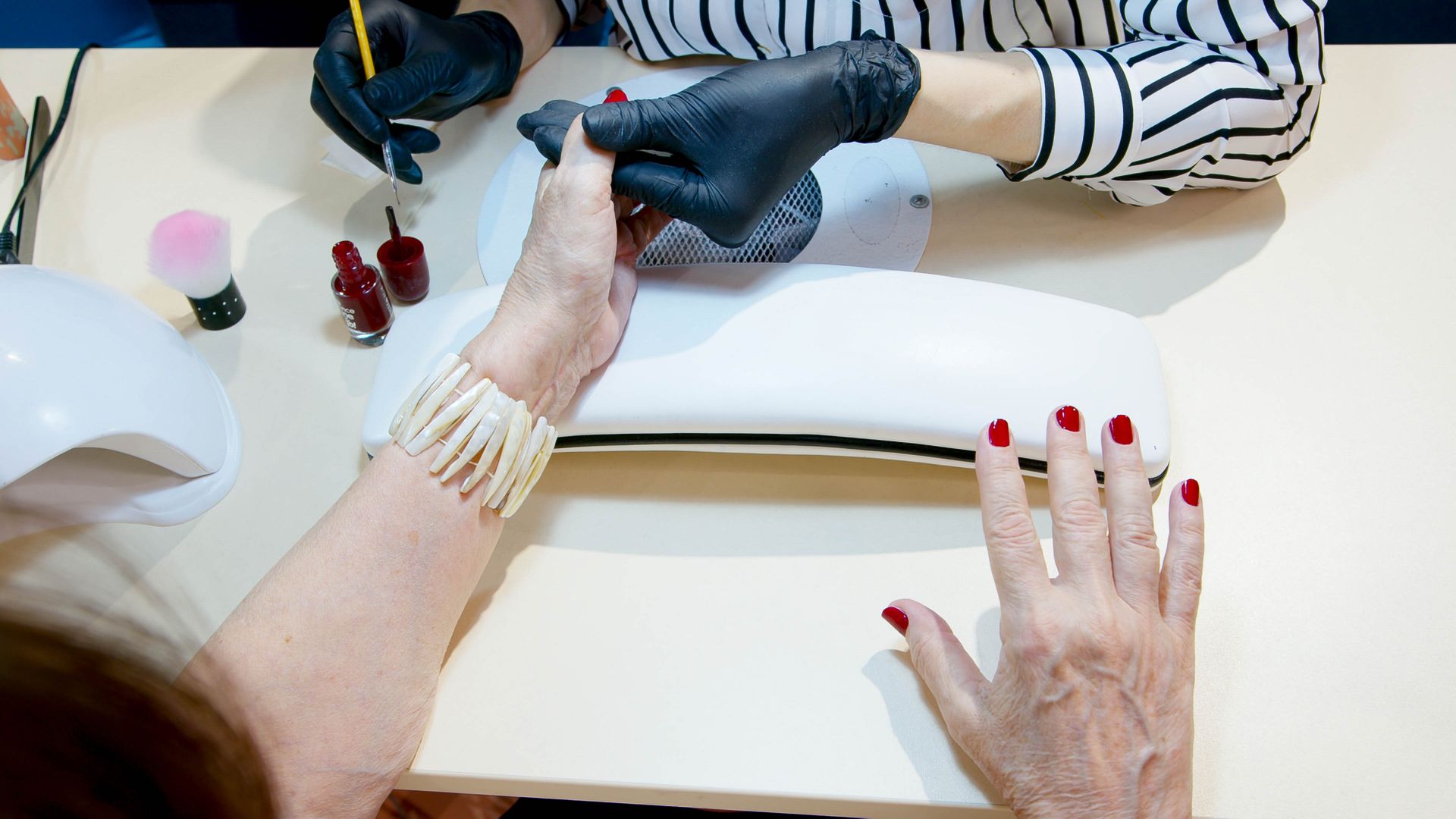 Manicure w salonie Malwa